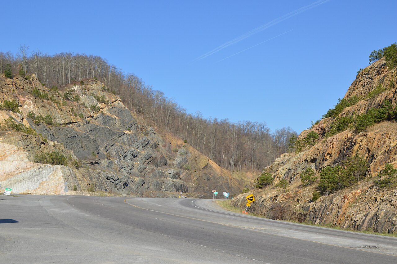 Looking west along U.S. 23 into the cut atop Pound Gap (photographed 2014)