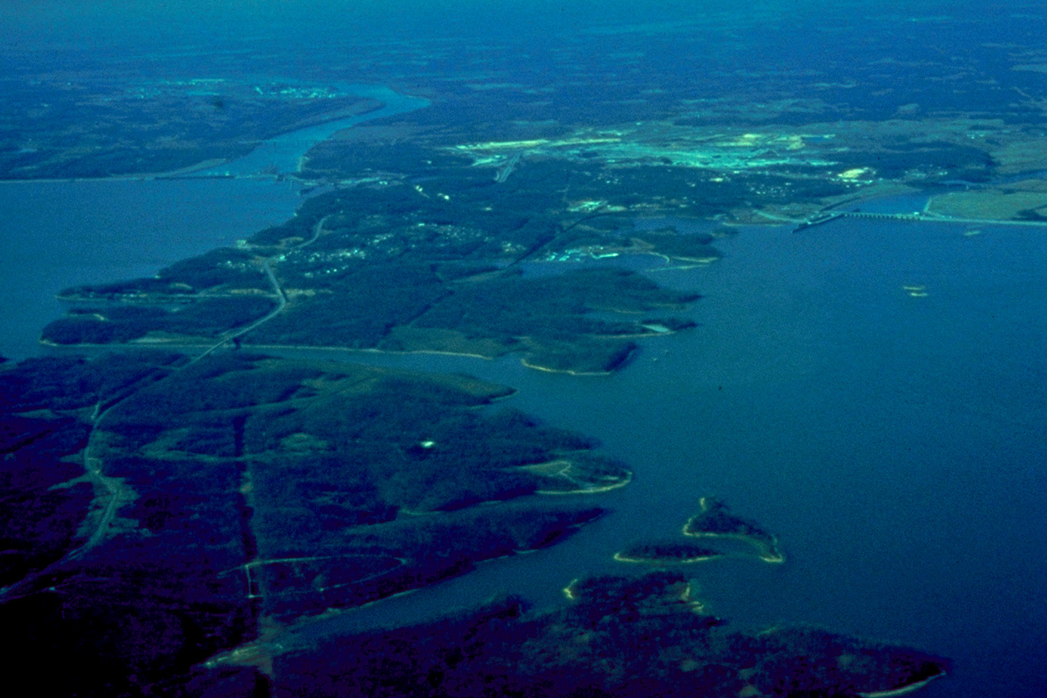 Aerial view of Kentucky Lake and Lake Barkley (U.S. Army Corps of Engineers); stand-in — Tinsley Hill (15Ly18) now lies under Lake Barkley, and no surface photo of the site survives